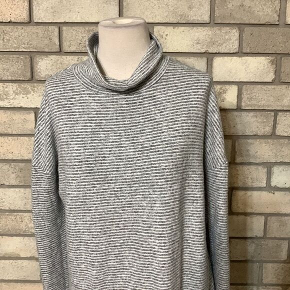 3for$20 sweater medium - Picture 2 of 4